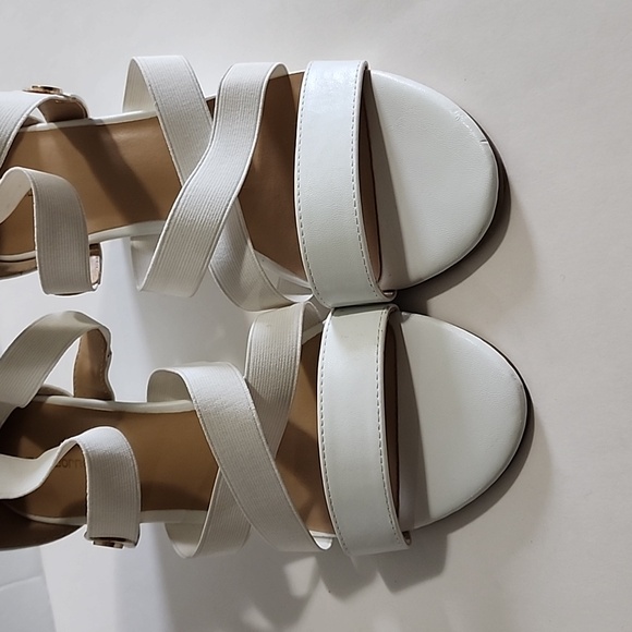 Liz Claiborne White Wedge Sandals/ 1OM - Picture 5 of 12